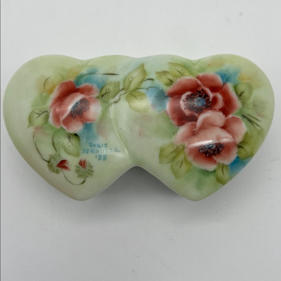 Vintage Hand-Painted Porcelain Rose Heart Trinket Box Signed Doris Strauser 1988 - Picture 2 of 12